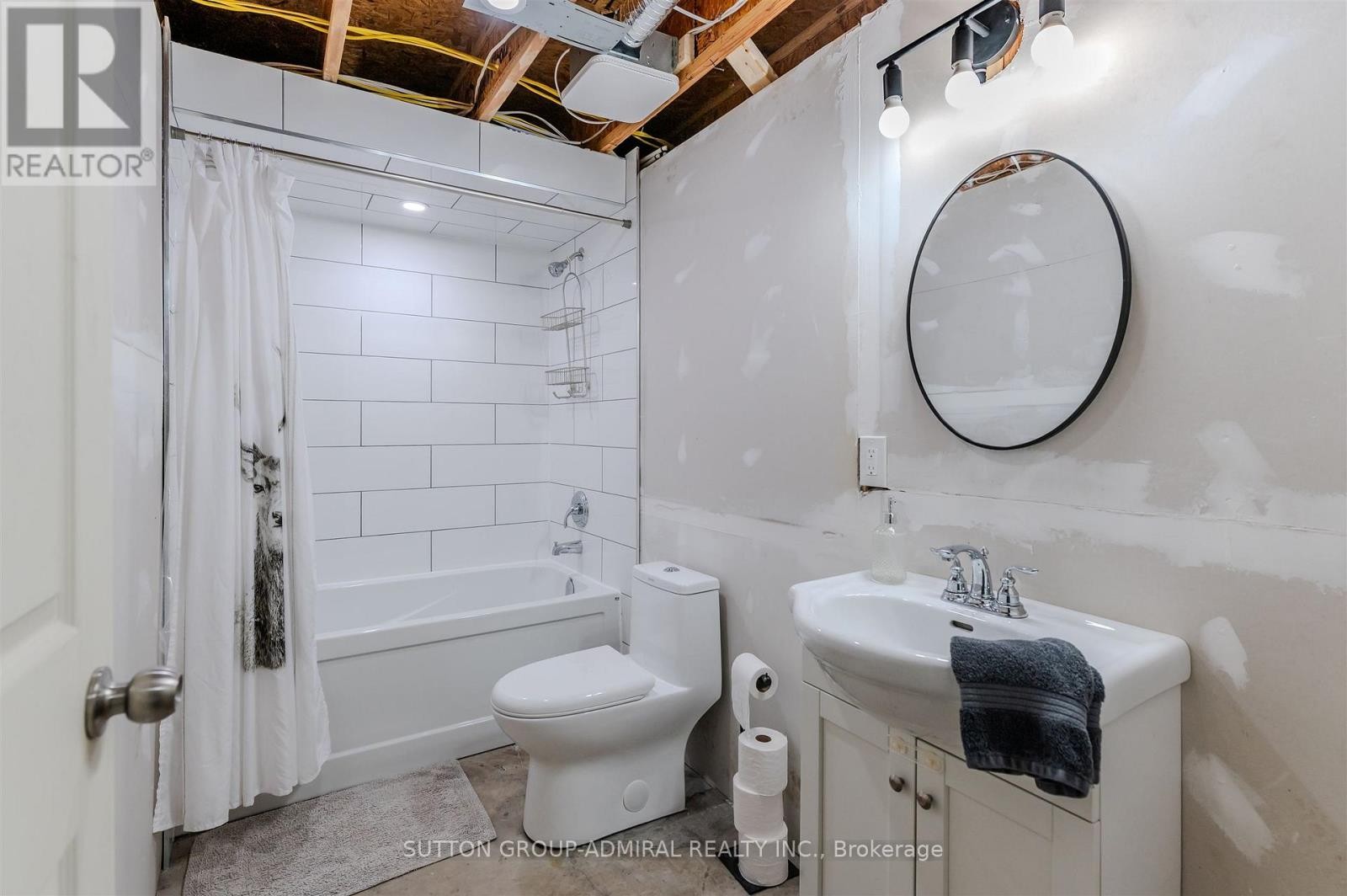 












250 DENNEY DRIVE

,
Essa,




Ontario
L3W0T8

