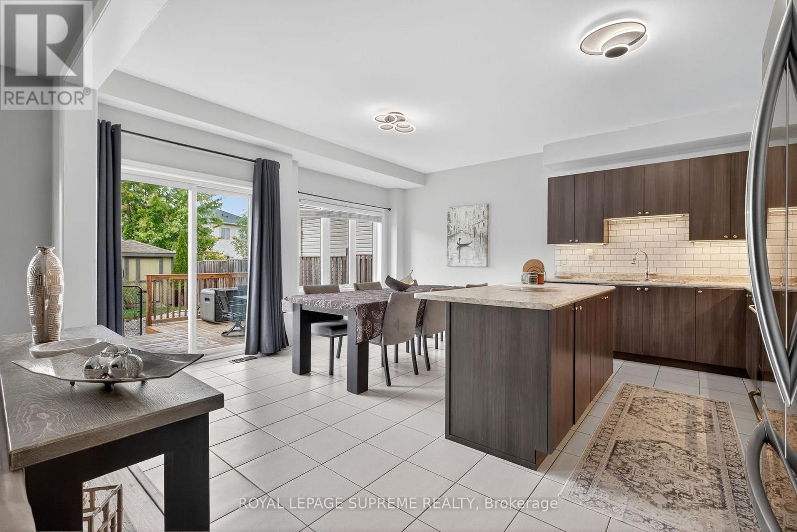 












28 MANDLEY STREET

,
Essa (Angus),




Ontario
L3W0B6

