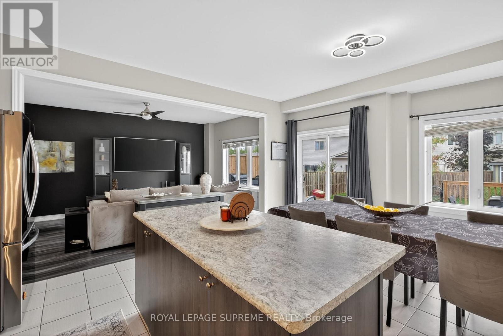 












28 MANDLEY STREET

,
Essa (Angus),




Ontario
L3W0B6

