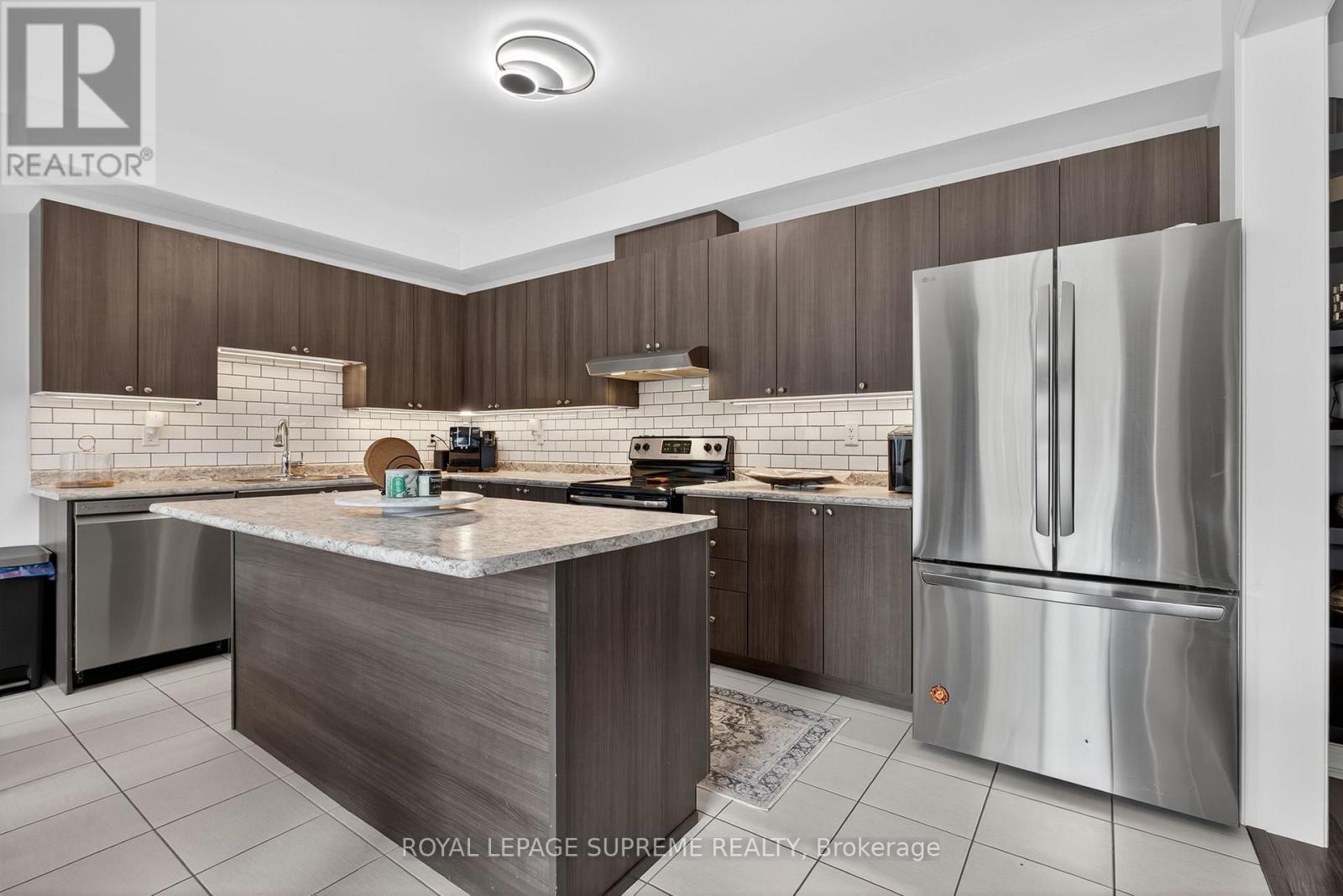 












28 MANDLEY STREET

,
Essa (Angus),




Ontario
L3W0B6

