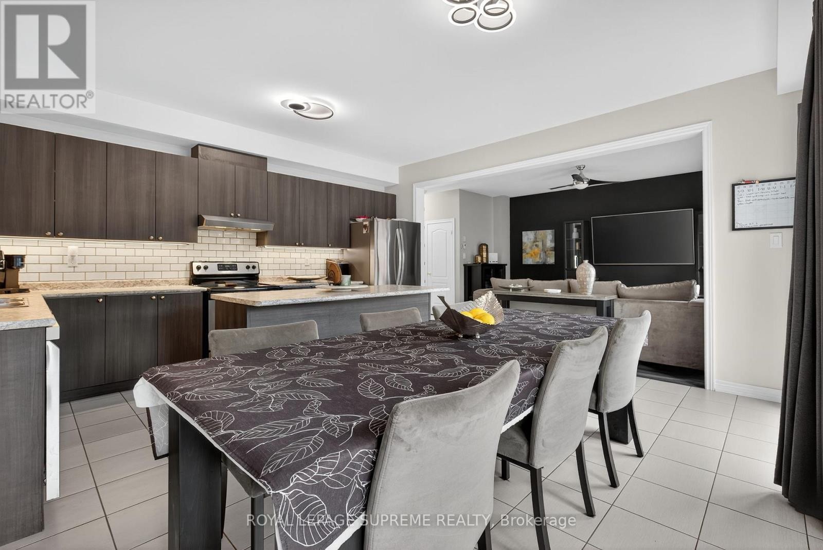 












28 MANDLEY STREET

,
Essa (Angus),




Ontario
L3W0B6

