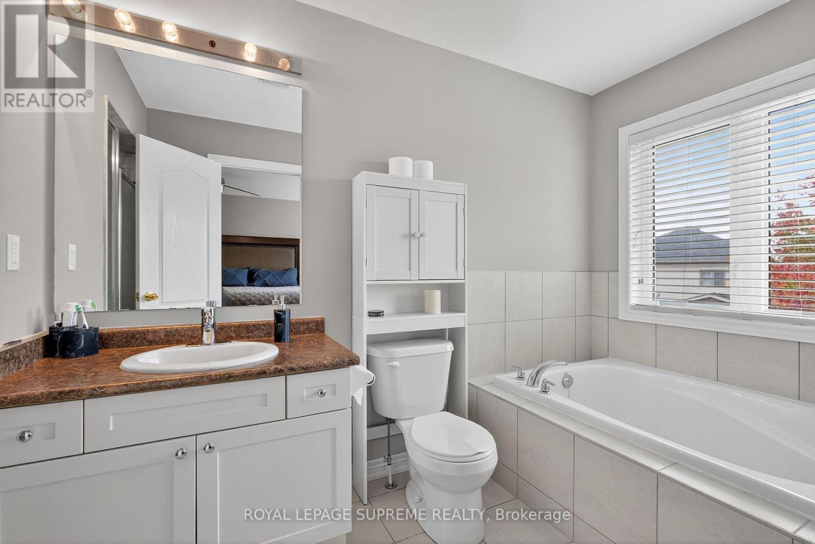 












28 MANDLEY STREET

,
Essa (Angus),




Ontario
L3W0B6

