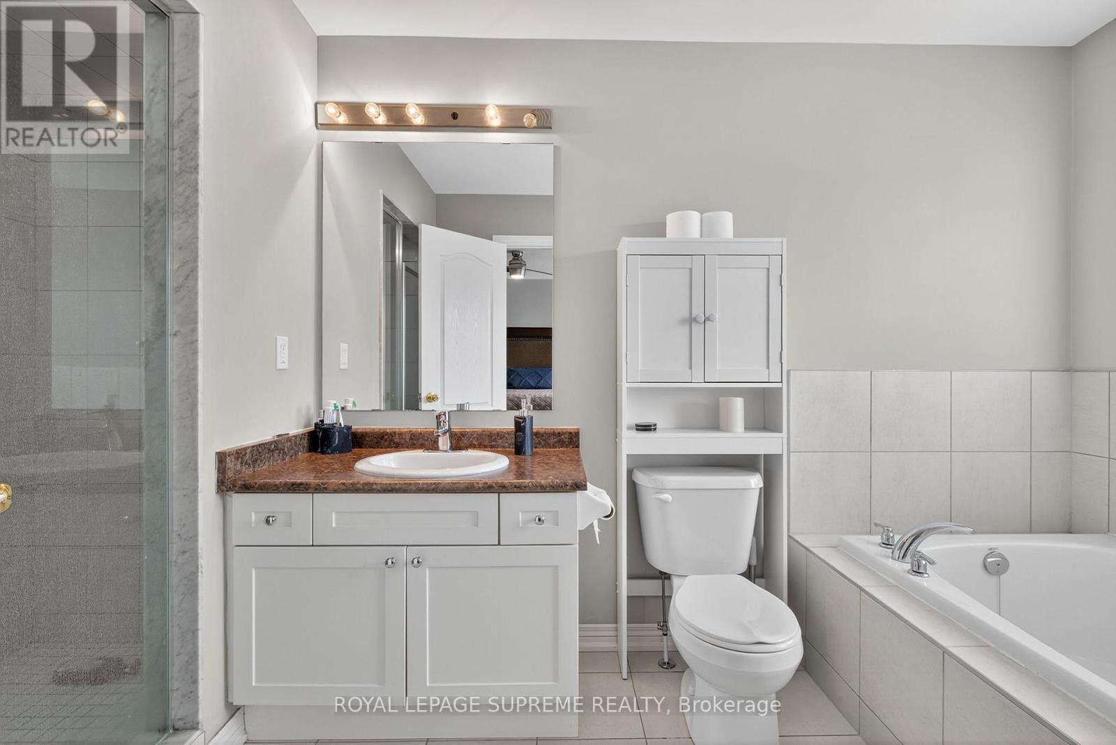 












28 MANDLEY STREET

,
Essa (Angus),




Ontario
L3W0B6

