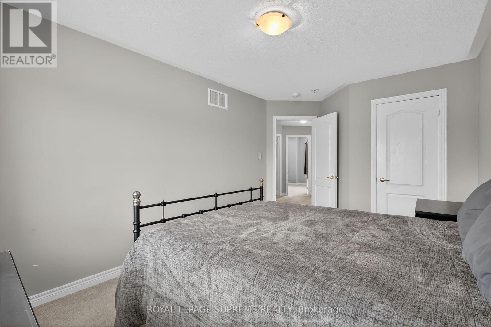 












28 MANDLEY STREET

,
Essa (Angus),




Ontario
L3W0B6

