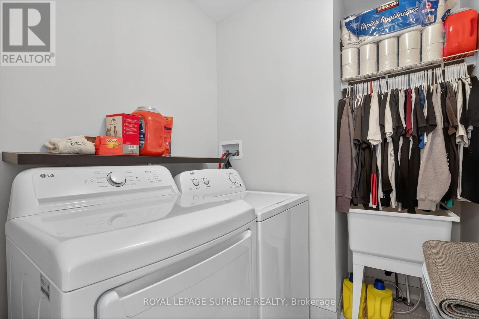 












28 MANDLEY STREET

,
Essa (Angus),




Ontario
L3W0B6

