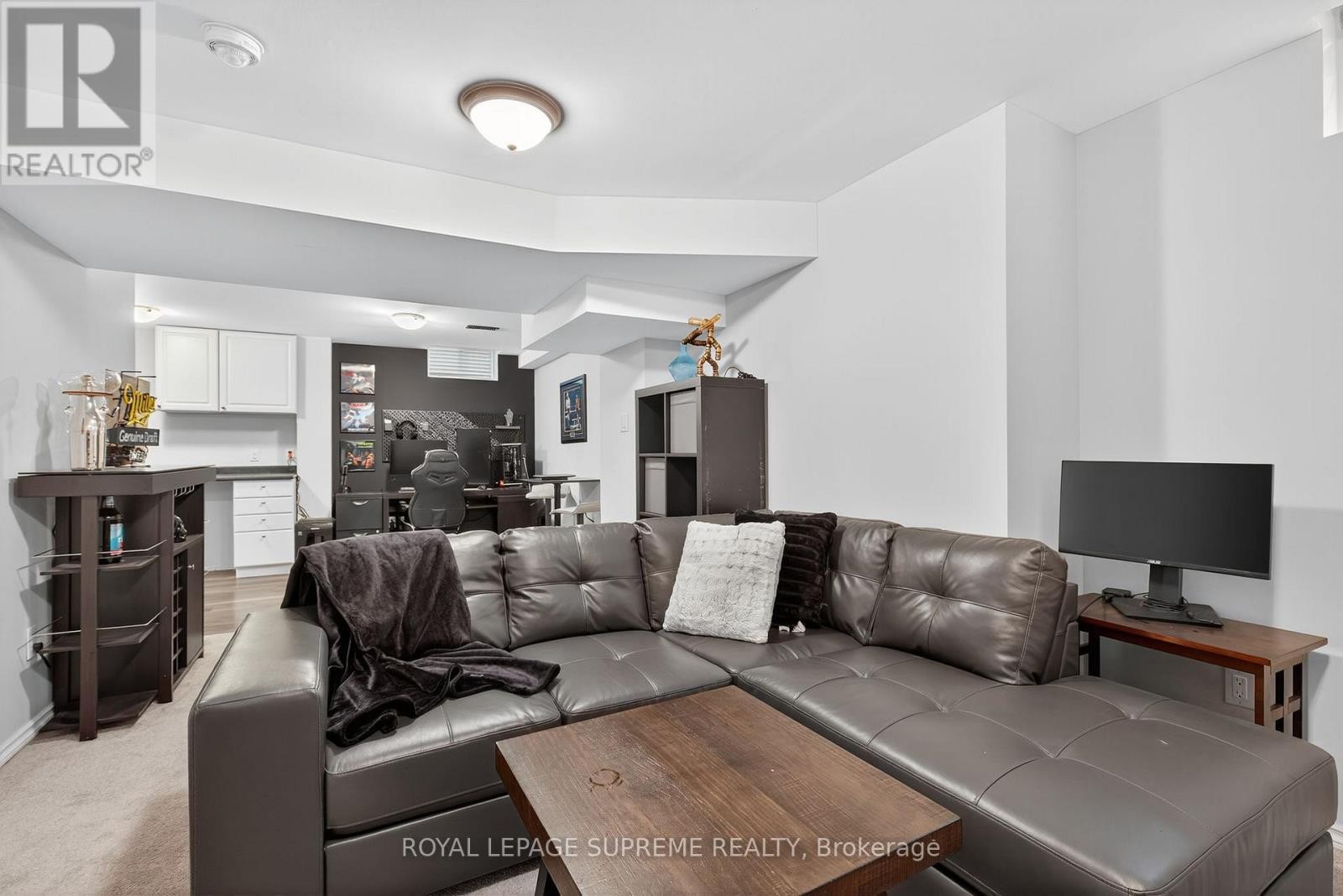 












28 MANDLEY STREET

,
Essa (Angus),




Ontario
L3W0B6

