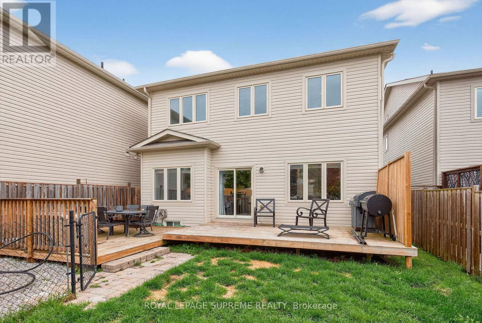 












28 MANDLEY STREET

,
Essa (Angus),




Ontario
L3W0B6

