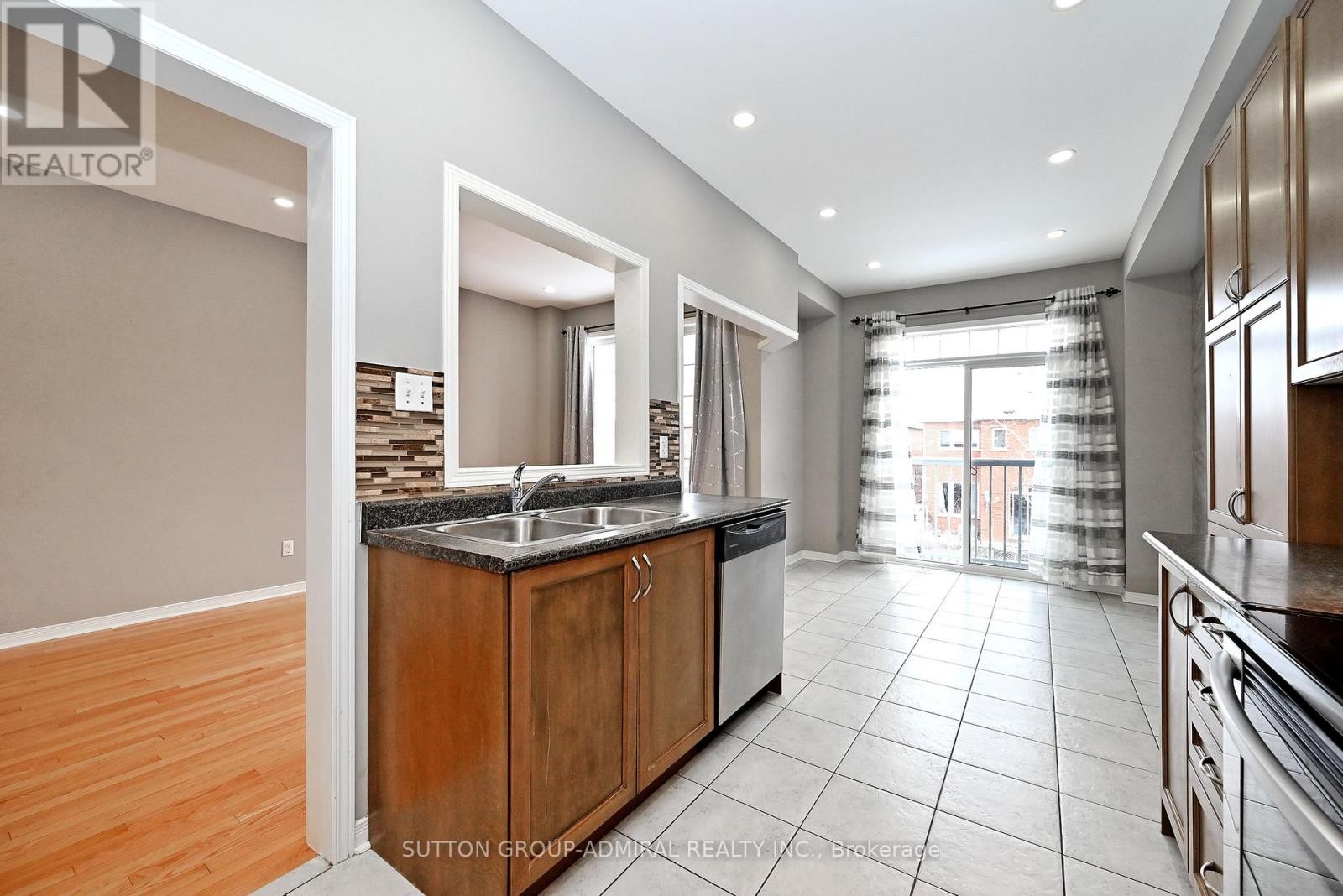 












41 BIG HILL CRESCENT

,
Vaughan (Patterson),




Ontario
L6A4S1

