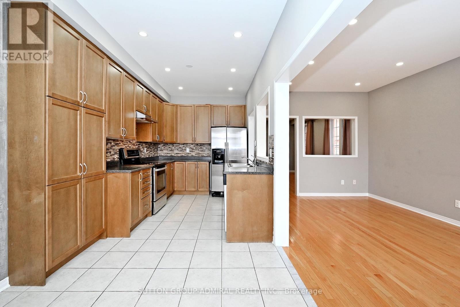 












41 BIG HILL CRESCENT

,
Vaughan (Patterson),




Ontario
L6A4S1

