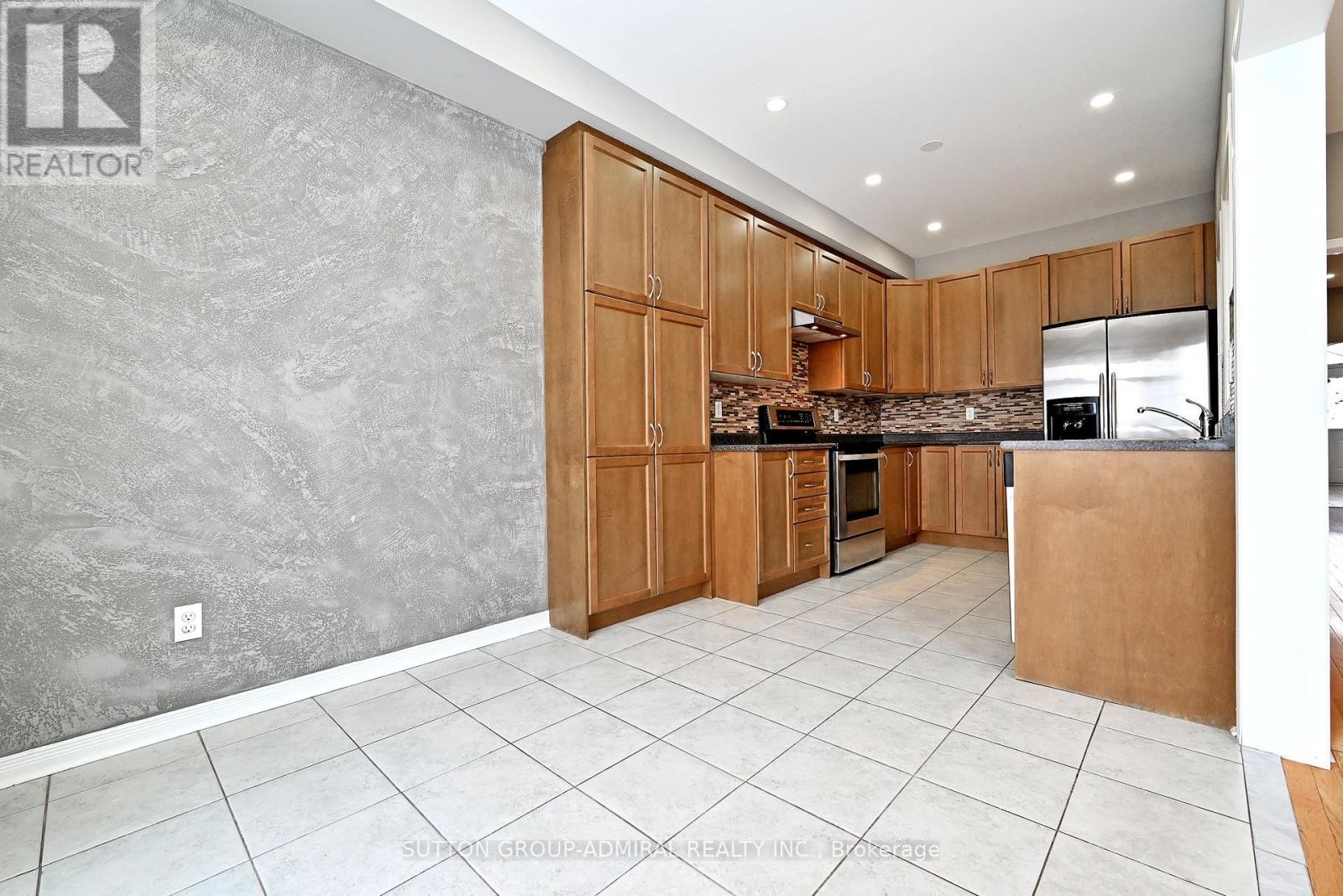 












41 BIG HILL CRESCENT

,
Vaughan (Patterson),




Ontario
L6A4S1

