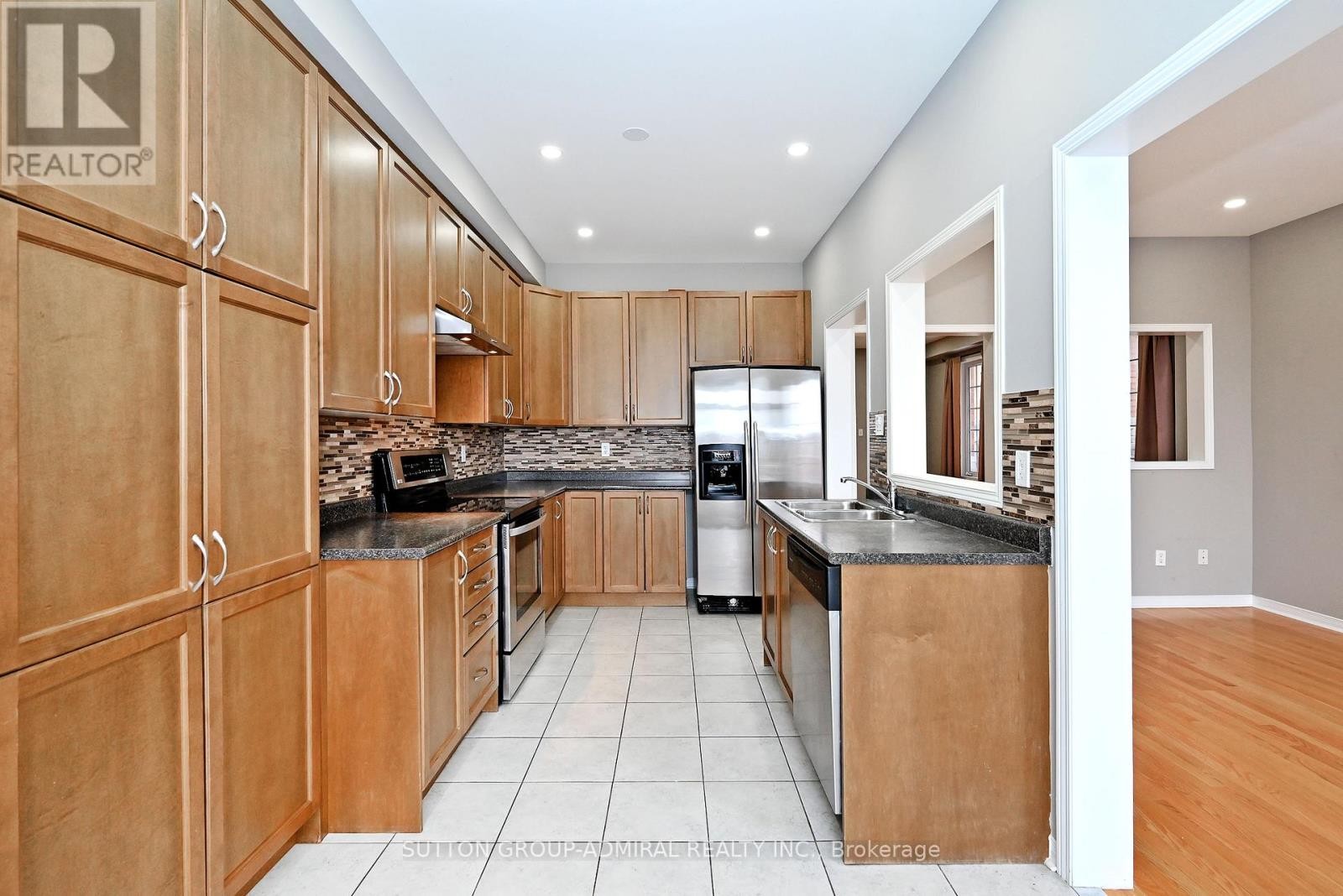 












41 BIG HILL CRESCENT

,
Vaughan (Patterson),




Ontario
L6A4S1

