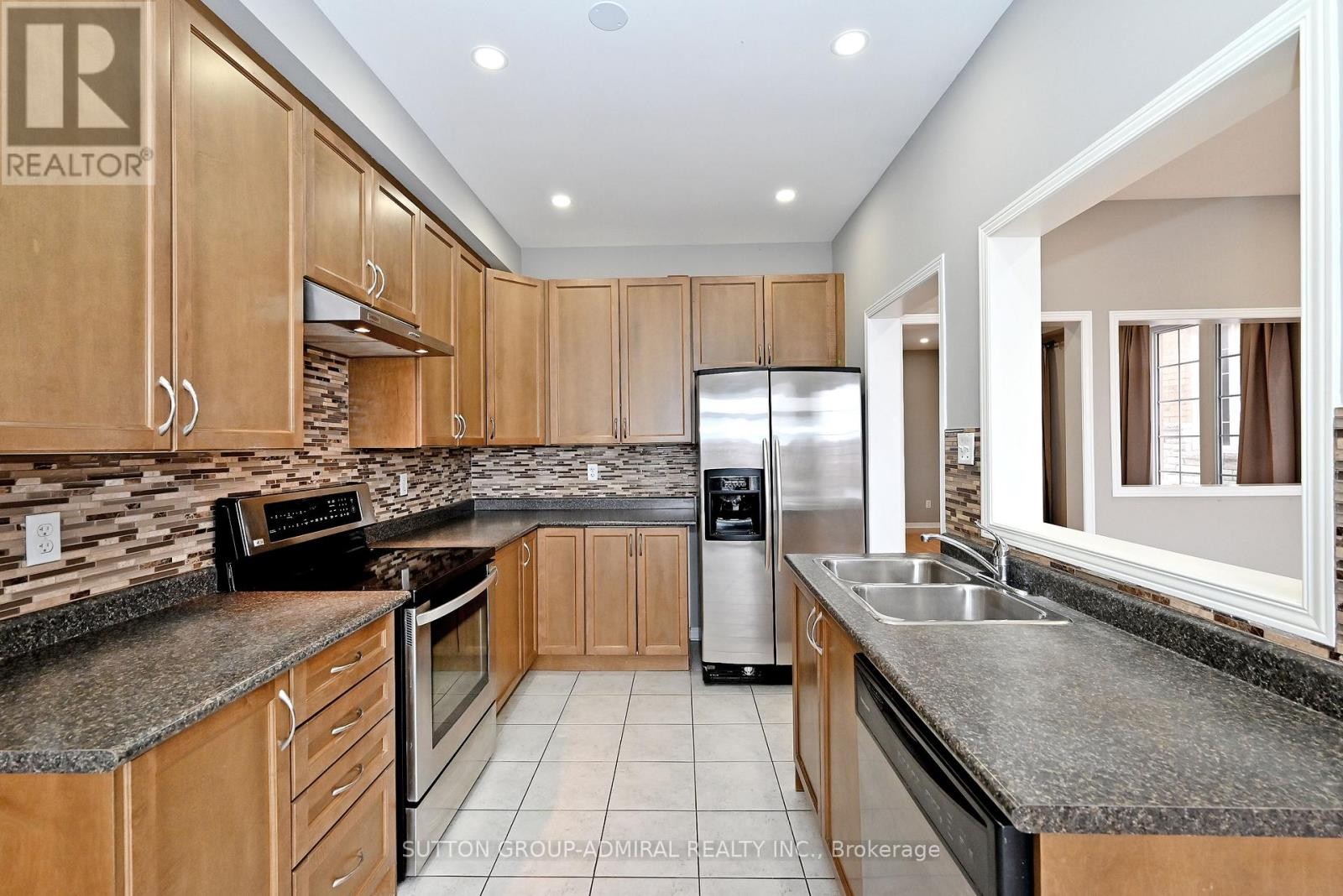 












41 BIG HILL CRESCENT

,
Vaughan (Patterson),




Ontario
L6A4S1

