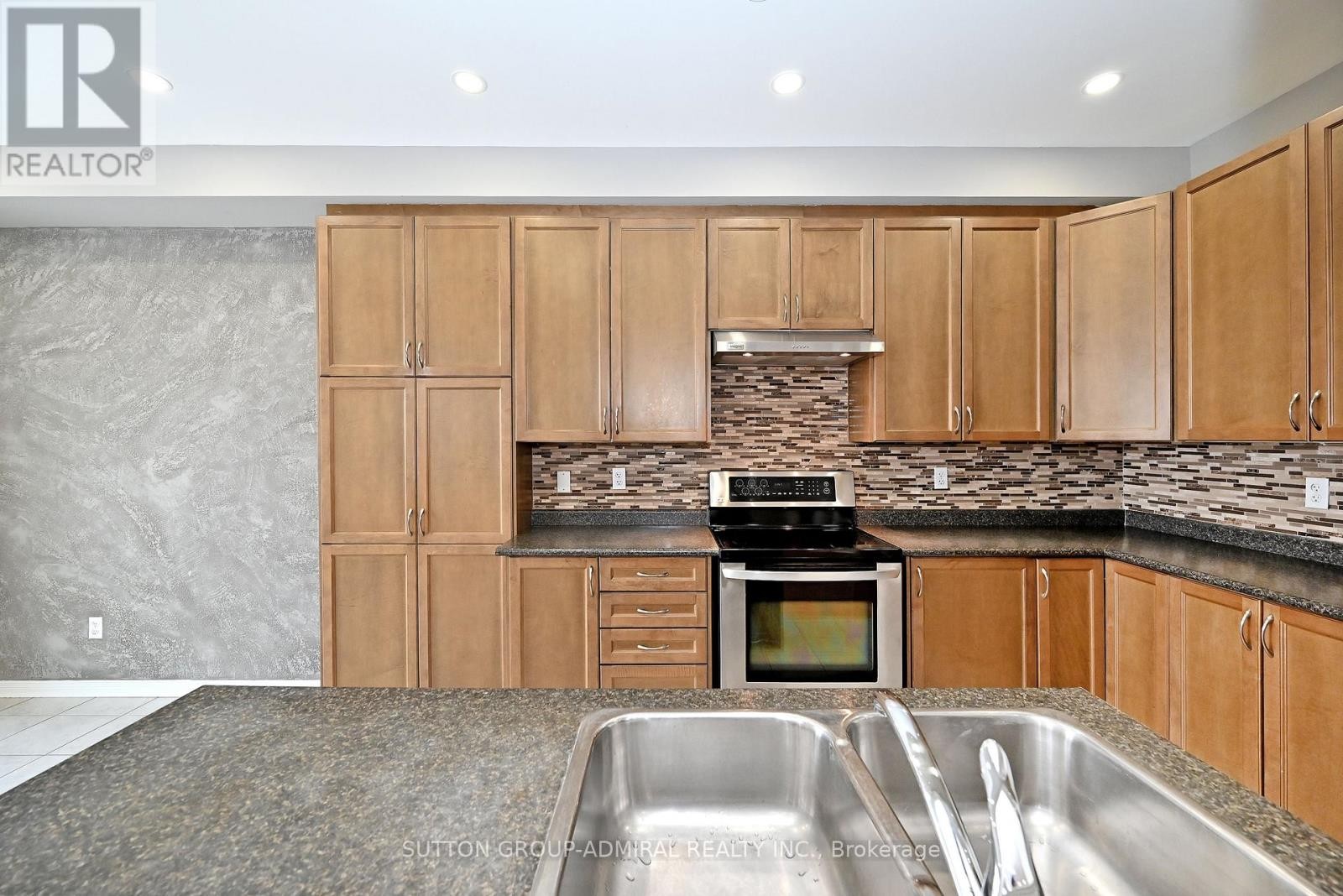 












41 BIG HILL CRESCENT

,
Vaughan (Patterson),




Ontario
L6A4S1

