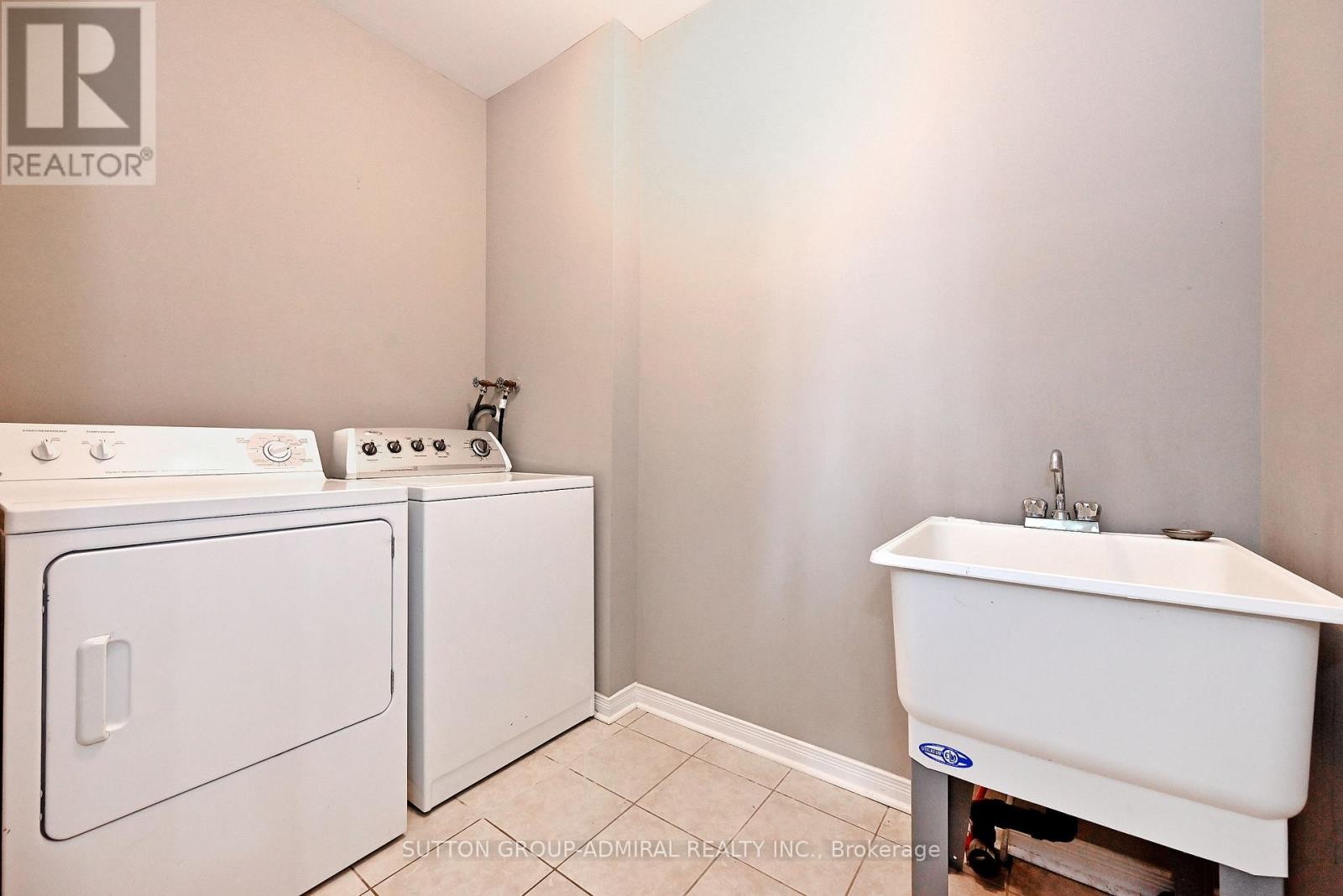 












41 BIG HILL CRESCENT

,
Vaughan (Patterson),




Ontario
L6A4S1

