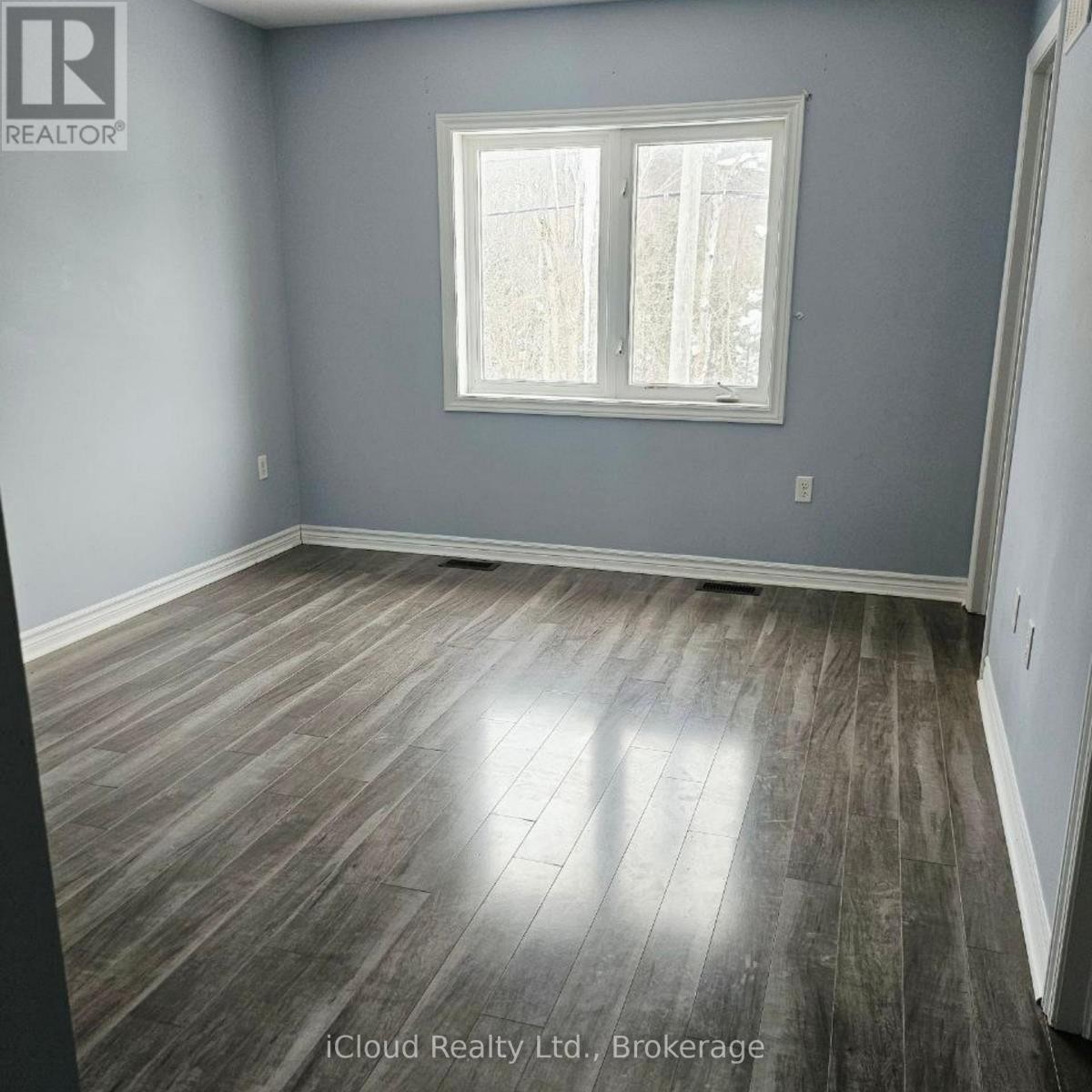 












37 MILSON CRESCENT

,
Essa (Angus),




Ontario
L0M1B4

