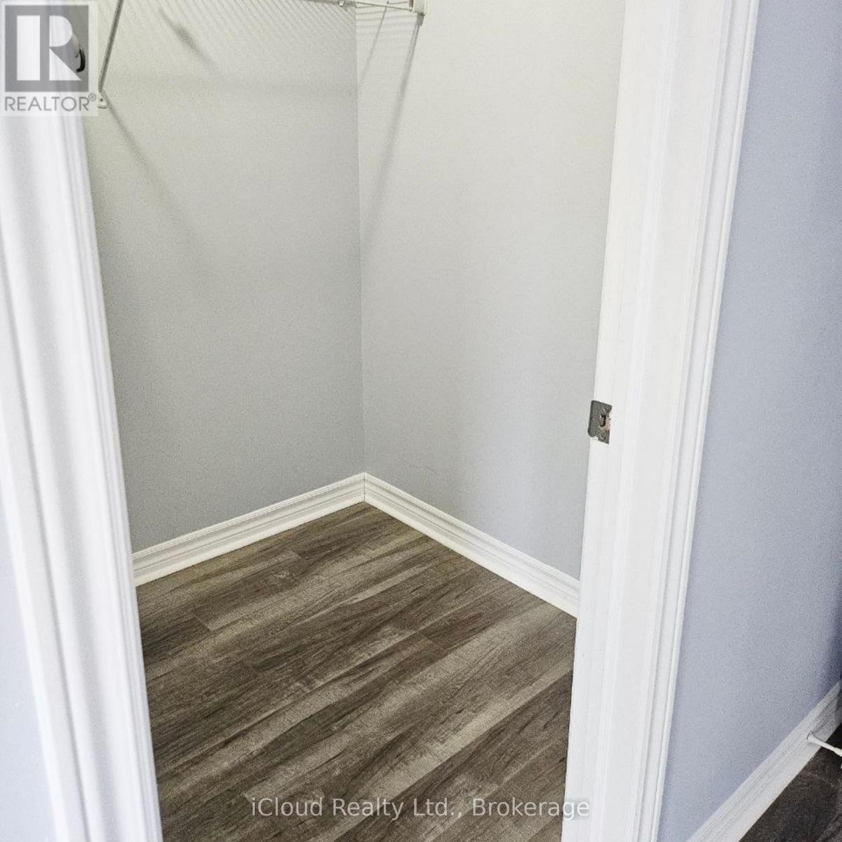 












37 MILSON CRESCENT

,
Essa (Angus),




Ontario
L0M1B4

