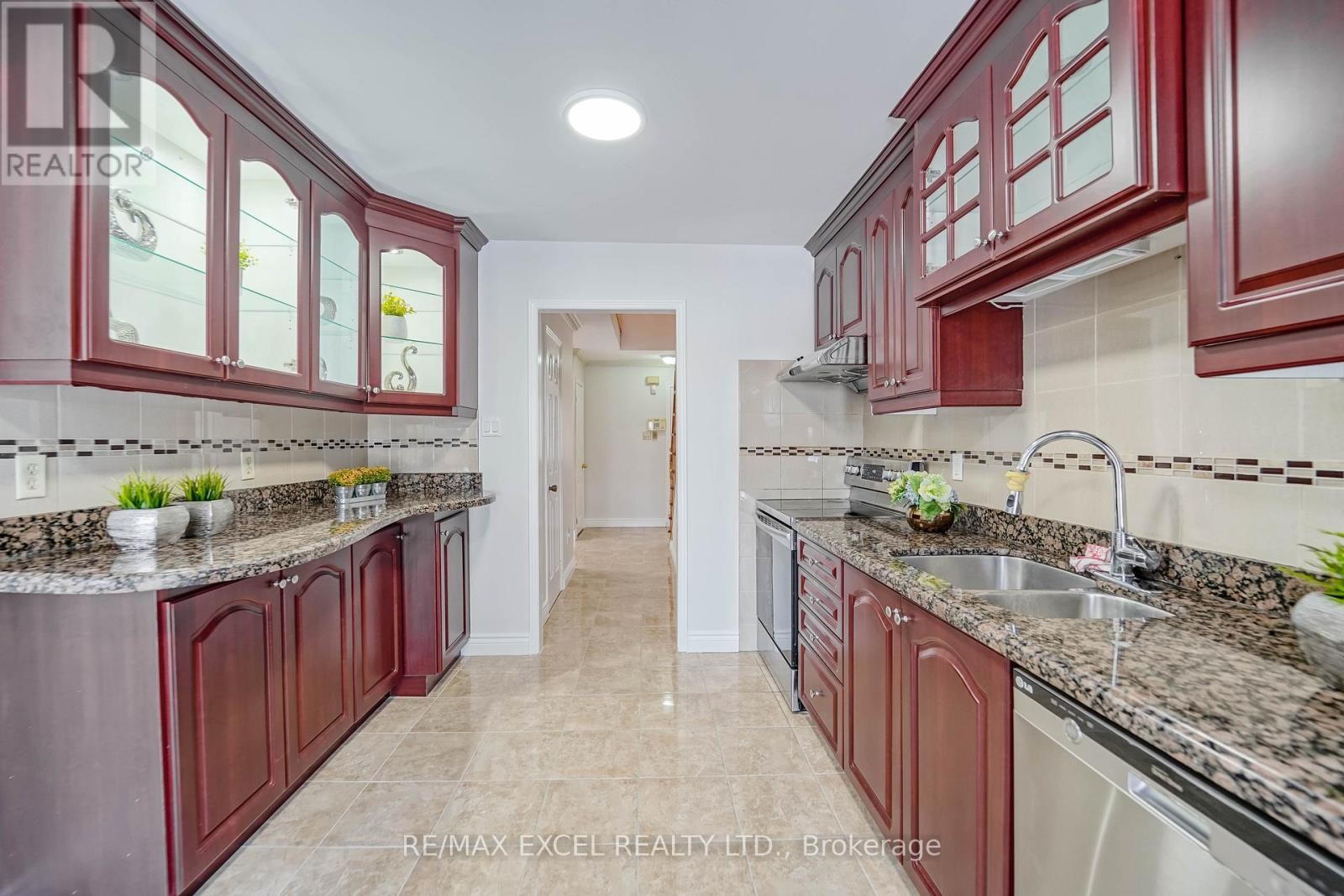 












36 LAGUNA CRESCENT

,
Markham (Middlefield),




Ontario
L3S3G6

