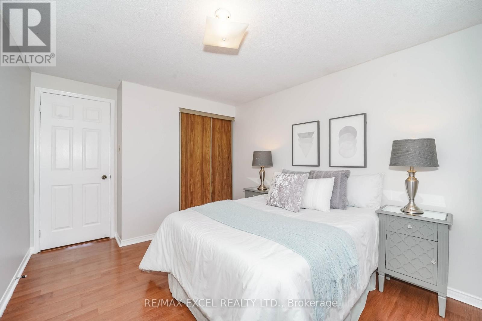 












36 LAGUNA CRESCENT

,
Markham (Middlefield),




Ontario
L3S3G6

