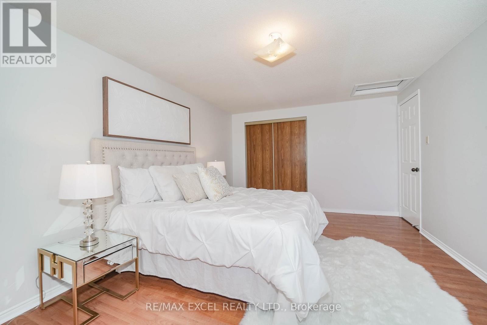 












36 LAGUNA CRESCENT

,
Markham (Middlefield),




Ontario
L3S3G6

