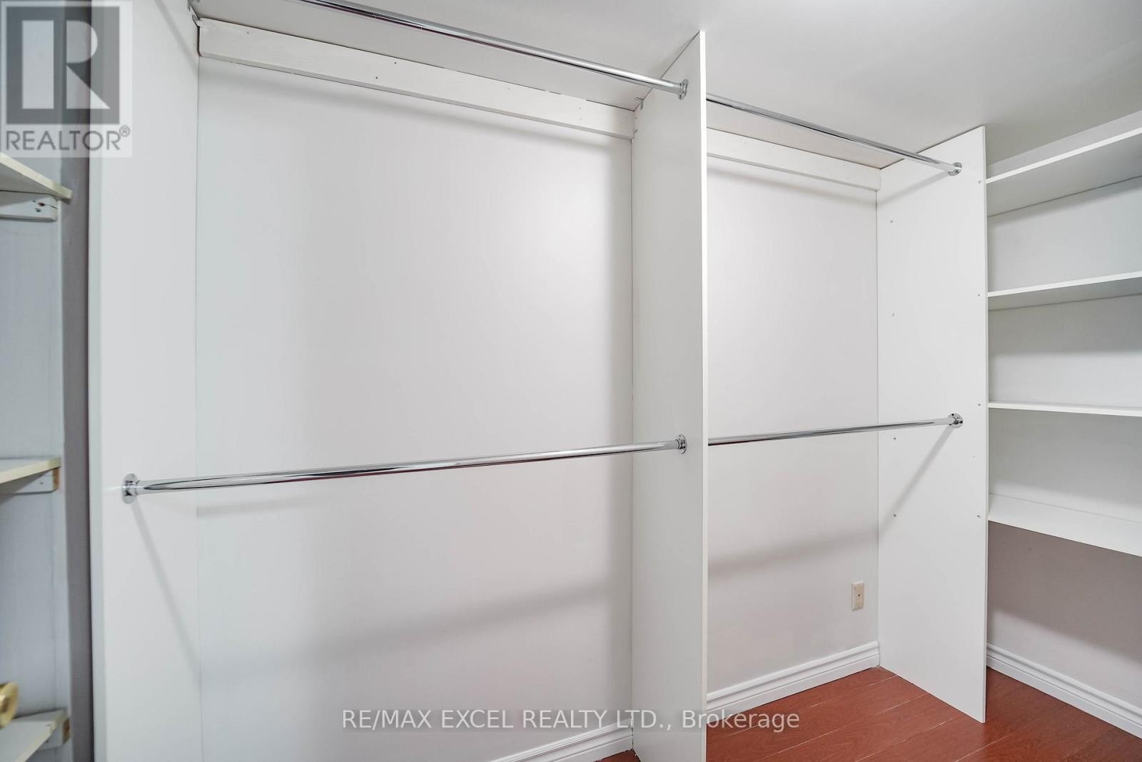 












36 LAGUNA CRESCENT

,
Markham (Middlefield),




Ontario
L3S3G6

