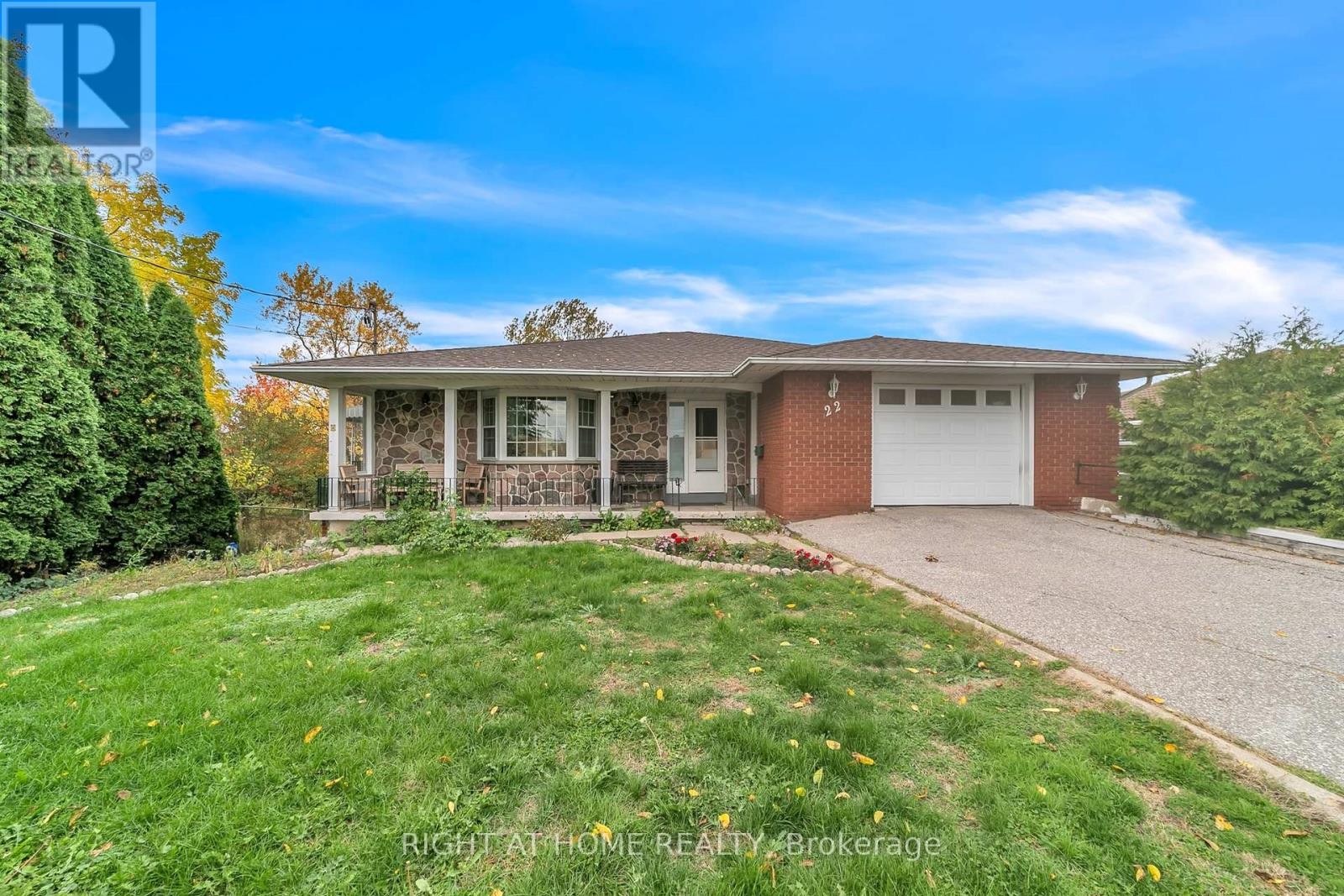 












22 HAMILTON DRIVE

,
Newmarket (Huron Heights-Leslie Valley),




Ontario
L3Y3E8

