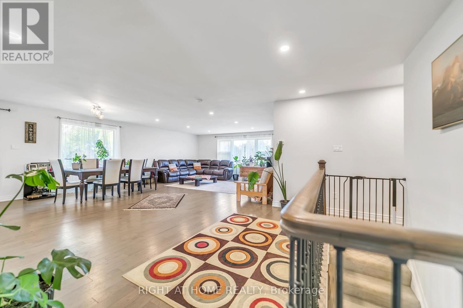 












22 HAMILTON DRIVE

,
Newmarket (Huron Heights-Leslie Valley),




Ontario
L3Y3E8

