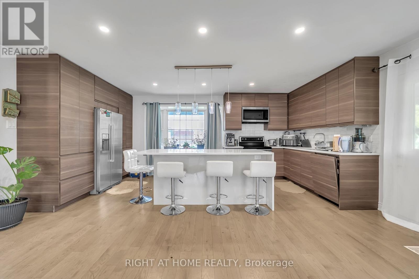 












22 HAMILTON DRIVE

,
Newmarket (Huron Heights-Leslie Valley),




Ontario
L3Y3E8

