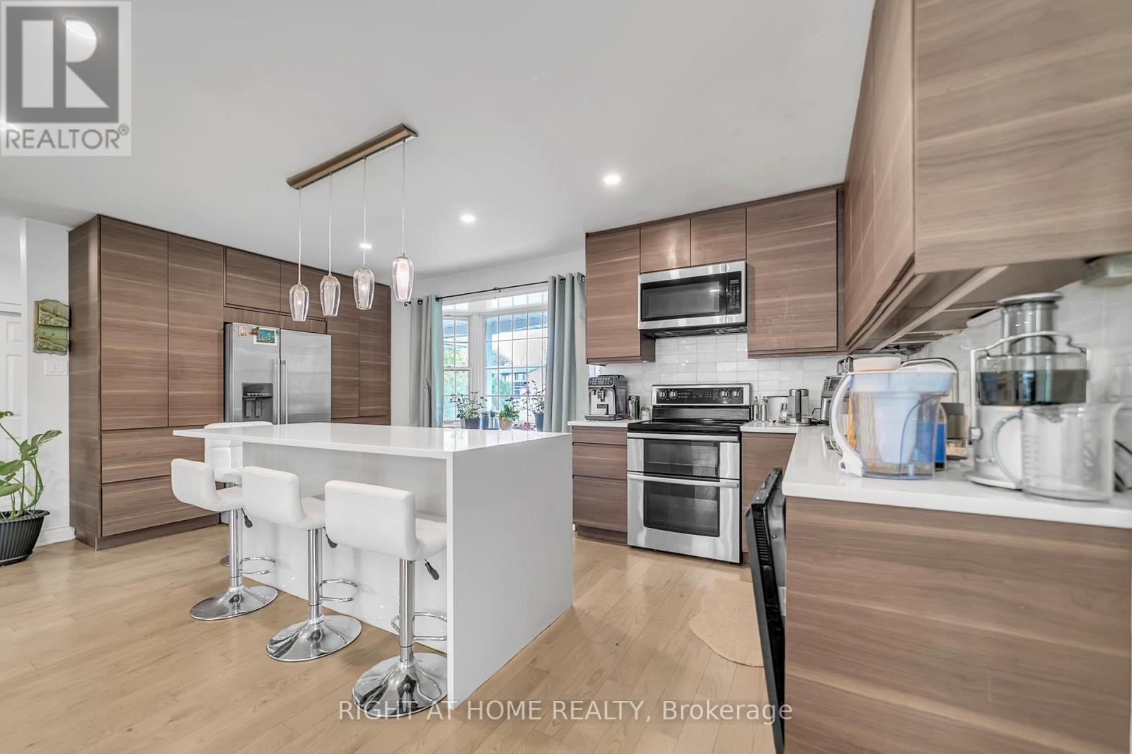 












22 HAMILTON DRIVE

,
Newmarket (Huron Heights-Leslie Valley),




Ontario
L3Y3E8

