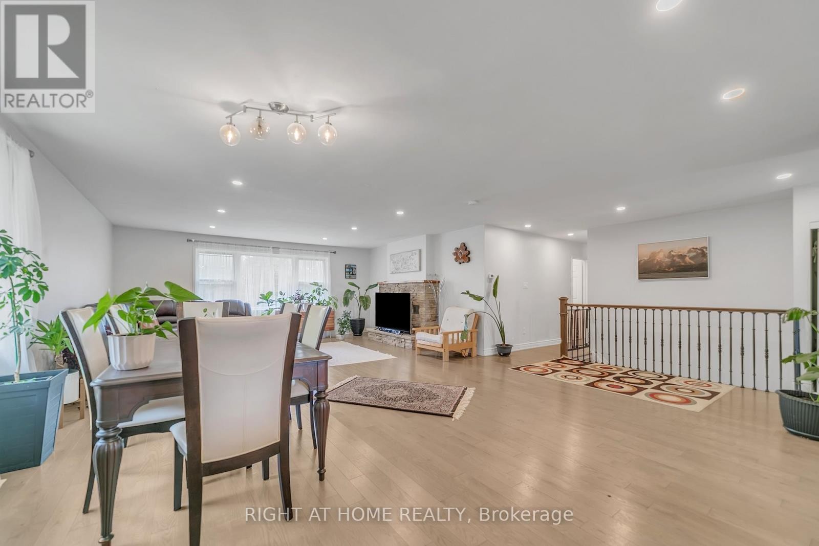 












22 HAMILTON DRIVE

,
Newmarket (Huron Heights-Leslie Valley),




Ontario
L3Y3E8

