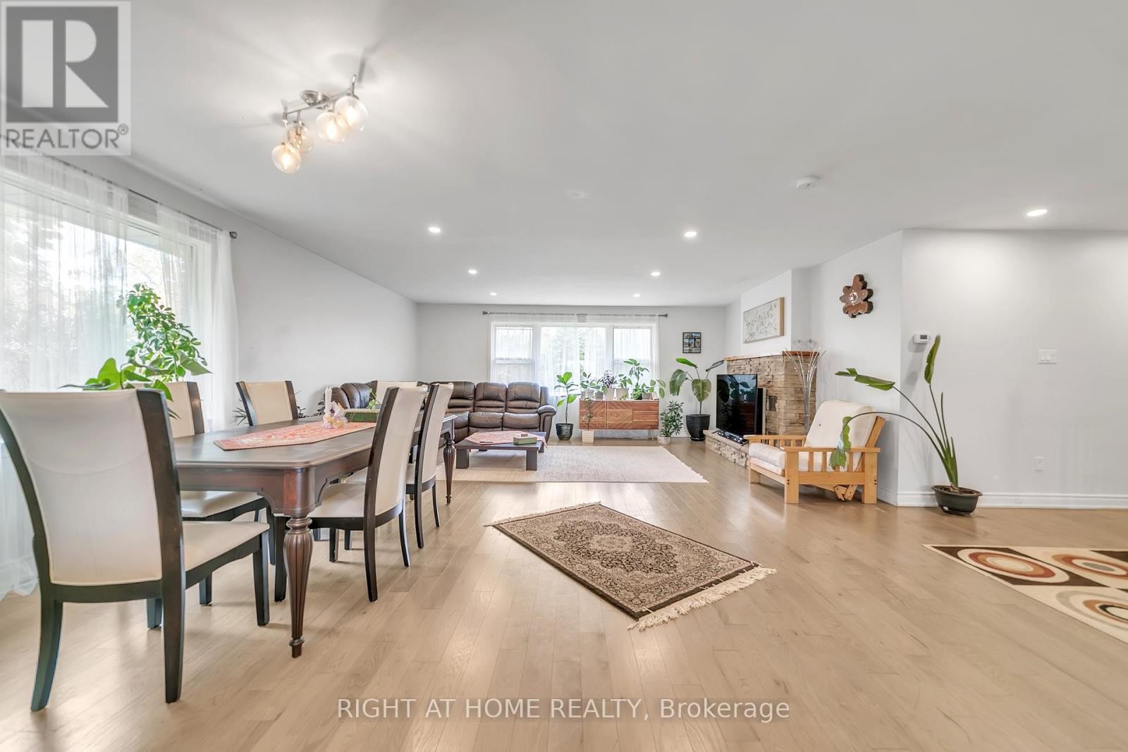 












22 HAMILTON DRIVE

,
Newmarket (Huron Heights-Leslie Valley),




Ontario
L3Y3E8

