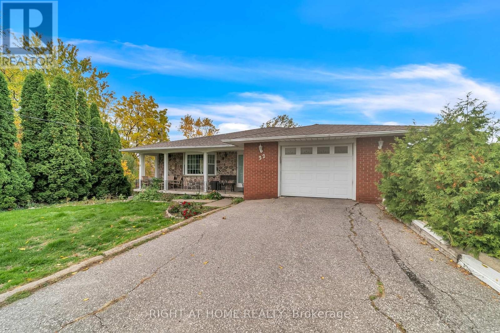 












22 HAMILTON DRIVE

,
Newmarket (Huron Heights-Leslie Valley),




Ontario
L3Y3E8

