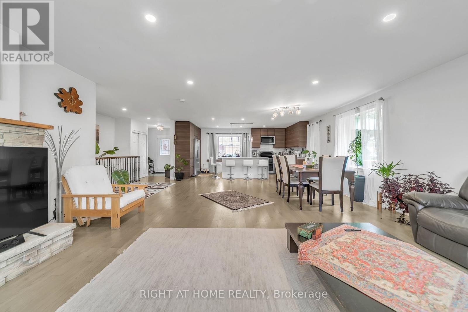 












22 HAMILTON DRIVE

,
Newmarket (Huron Heights-Leslie Valley),




Ontario
L3Y3E8

