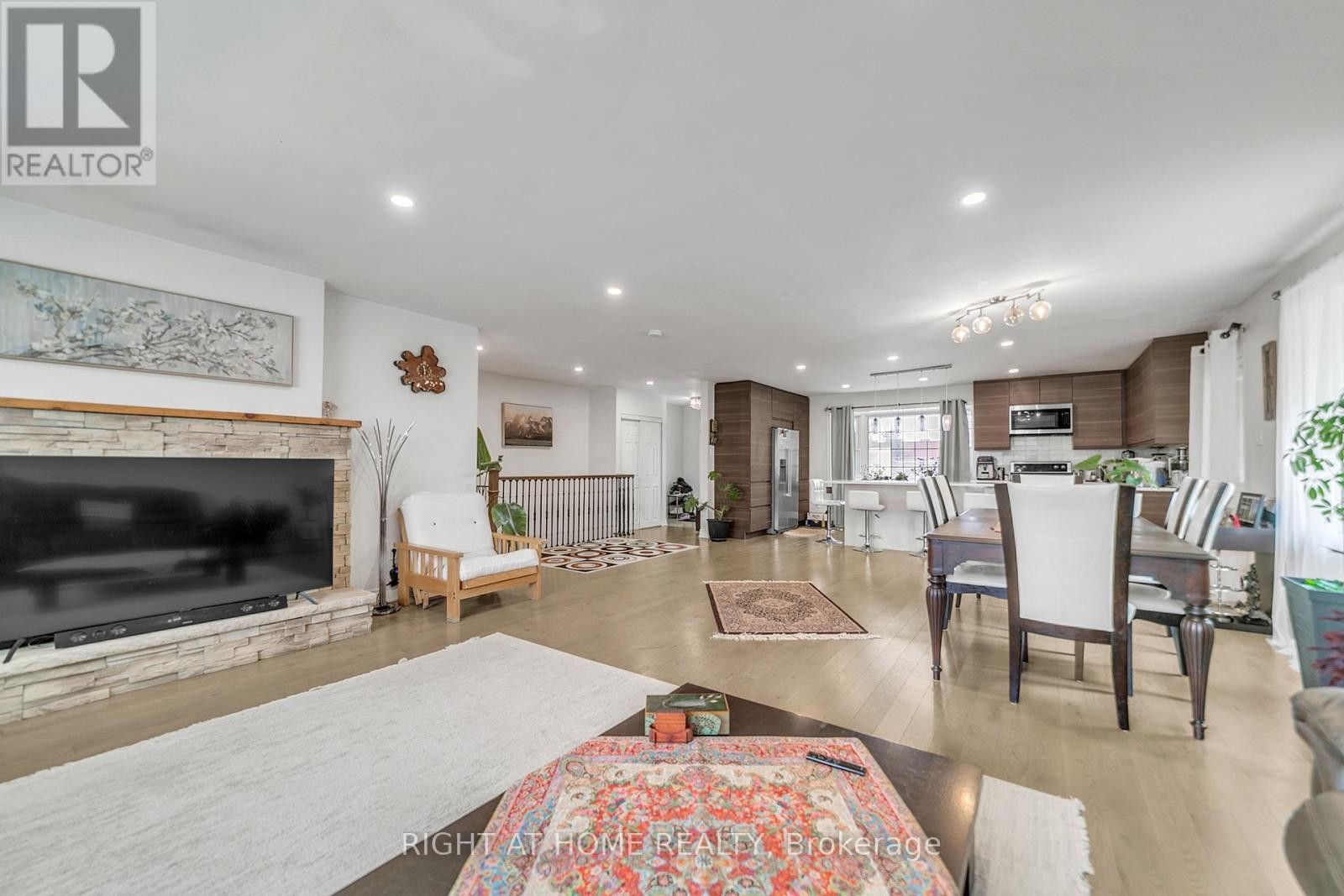 












22 HAMILTON DRIVE

,
Newmarket (Huron Heights-Leslie Valley),




Ontario
L3Y3E8

