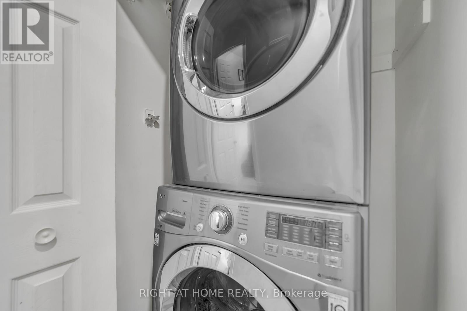 












22 HAMILTON DRIVE

,
Newmarket (Huron Heights-Leslie Valley),




Ontario
L3Y3E8

