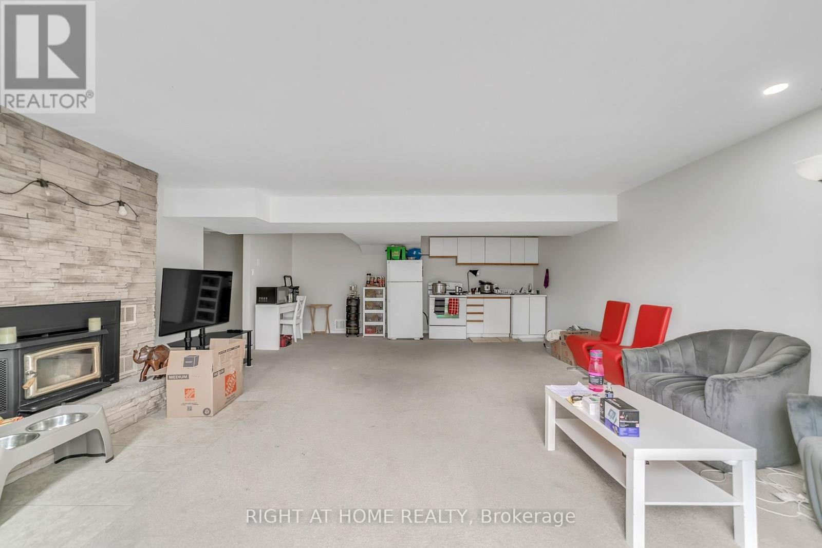 












22 HAMILTON DRIVE

,
Newmarket (Huron Heights-Leslie Valley),




Ontario
L3Y3E8

