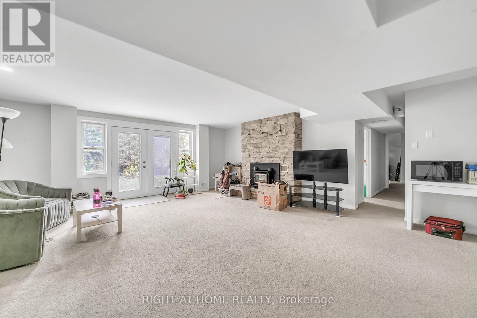 












22 HAMILTON DRIVE

,
Newmarket (Huron Heights-Leslie Valley),




Ontario
L3Y3E8

