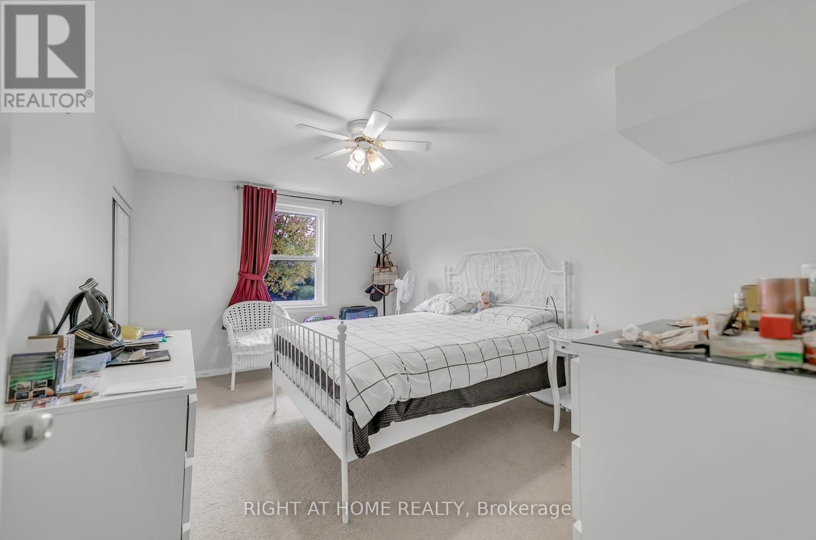 












22 HAMILTON DRIVE

,
Newmarket (Huron Heights-Leslie Valley),




Ontario
L3Y3E8

