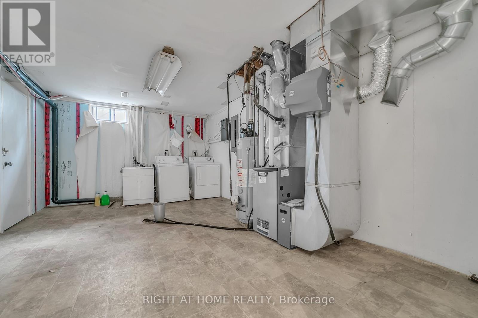 












22 HAMILTON DRIVE

,
Newmarket (Huron Heights-Leslie Valley),




Ontario
L3Y3E8

