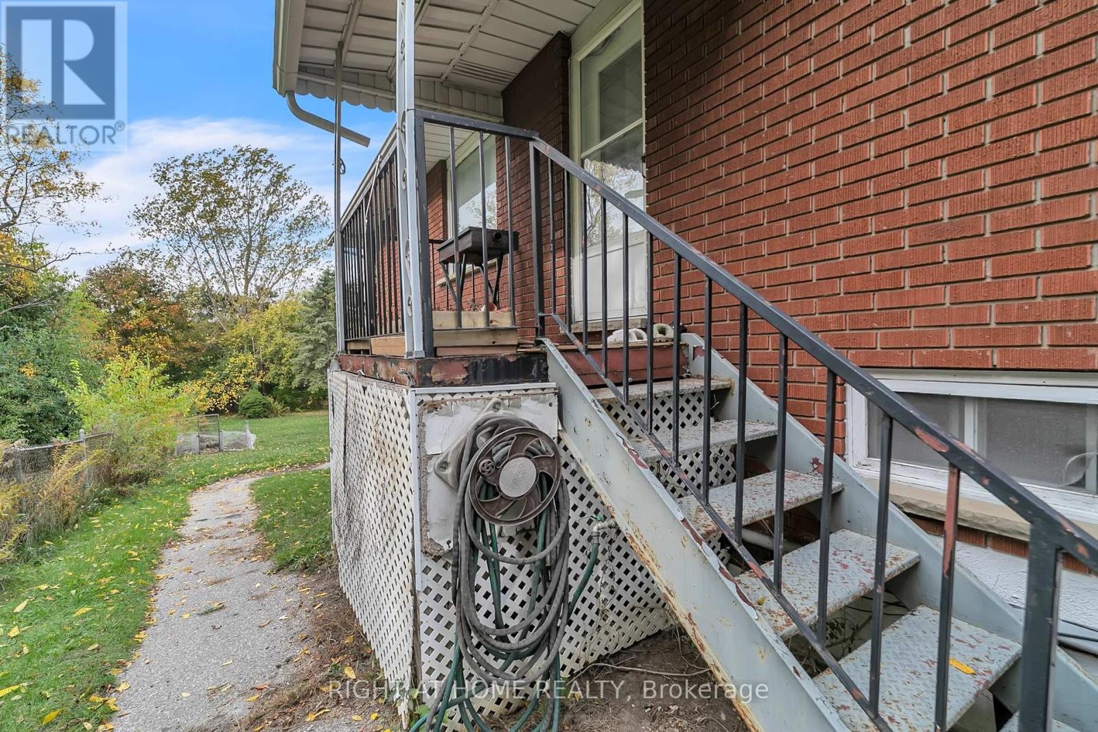 












22 HAMILTON DRIVE

,
Newmarket (Huron Heights-Leslie Valley),




Ontario
L3Y3E8

