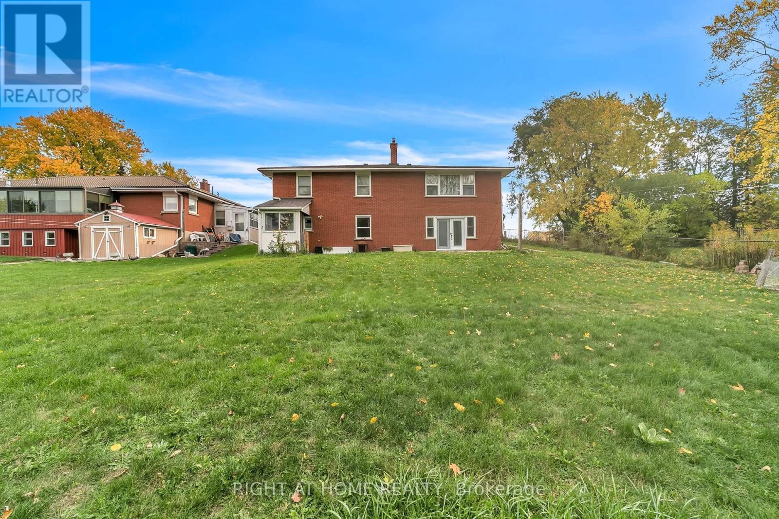 












22 HAMILTON DRIVE

,
Newmarket (Huron Heights-Leslie Valley),




Ontario
L3Y3E8

