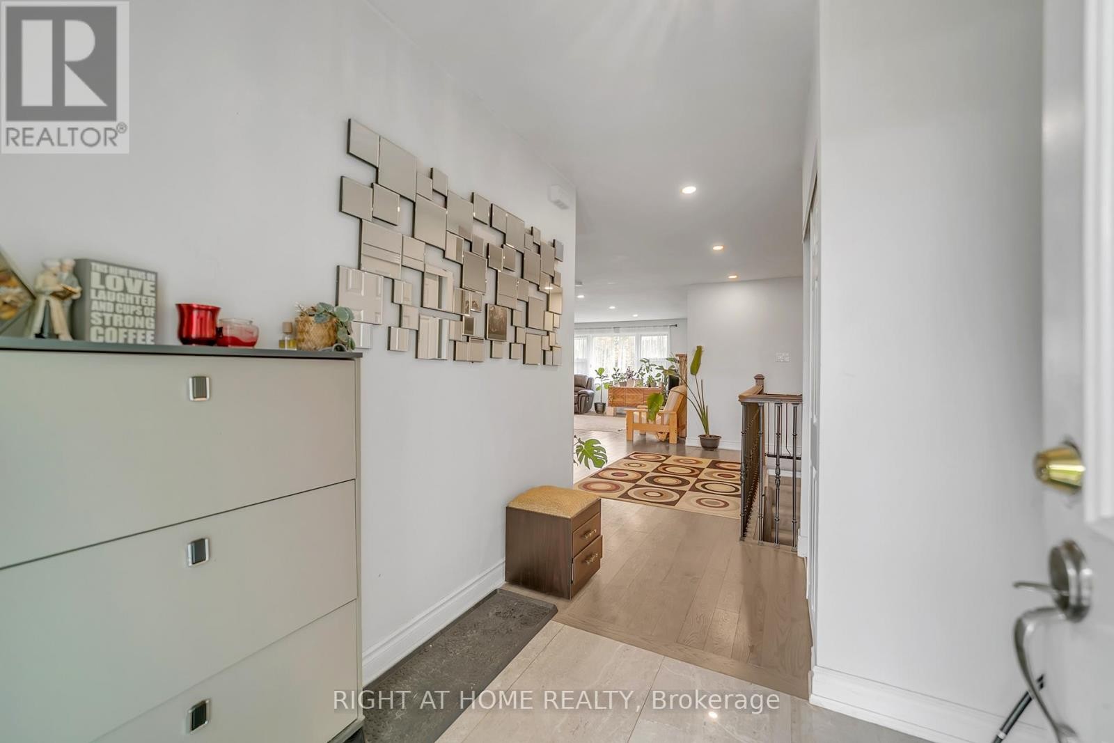 












22 HAMILTON DRIVE

,
Newmarket (Huron Heights-Leslie Valley),




Ontario
L3Y3E8

