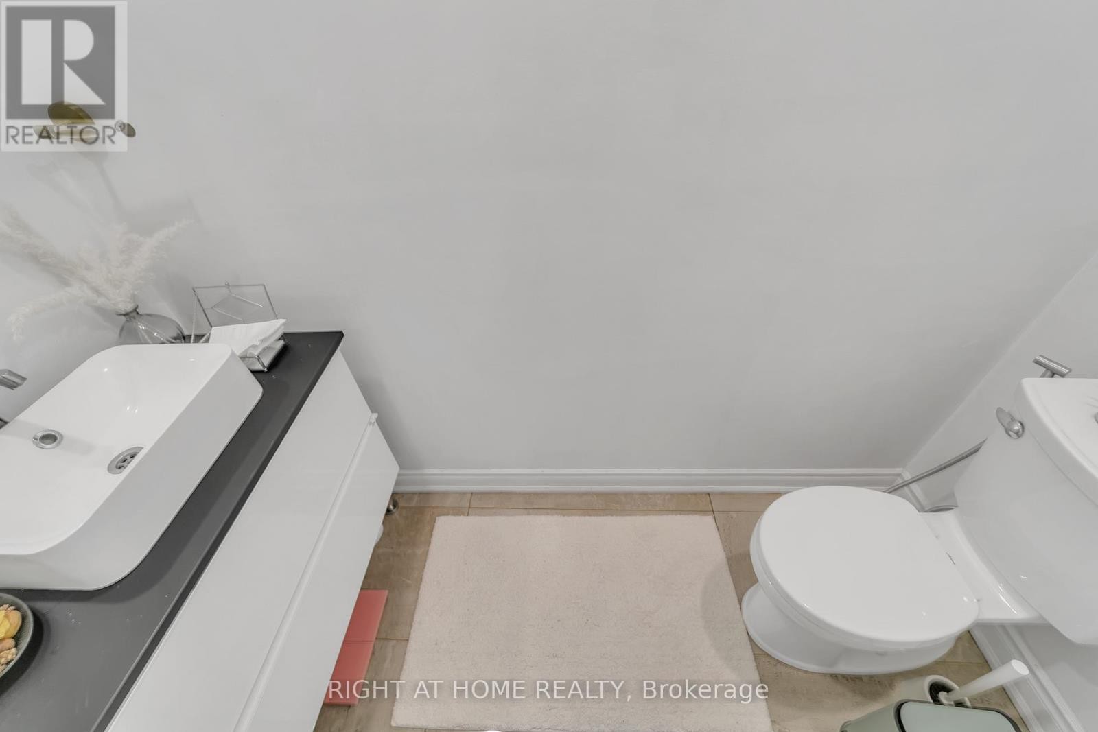 












22 HAMILTON DRIVE

,
Newmarket (Huron Heights-Leslie Valley),




Ontario
L3Y3E8

