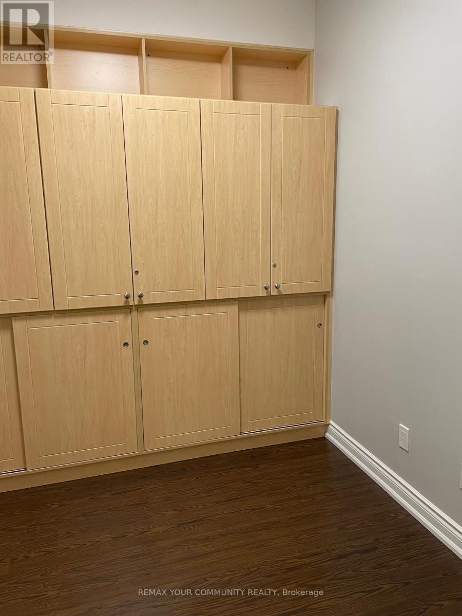 












A1020 - 11211 YONGE STREET

,
Richmond Hill (Devonsleigh),




Ontario
L4S0E9

