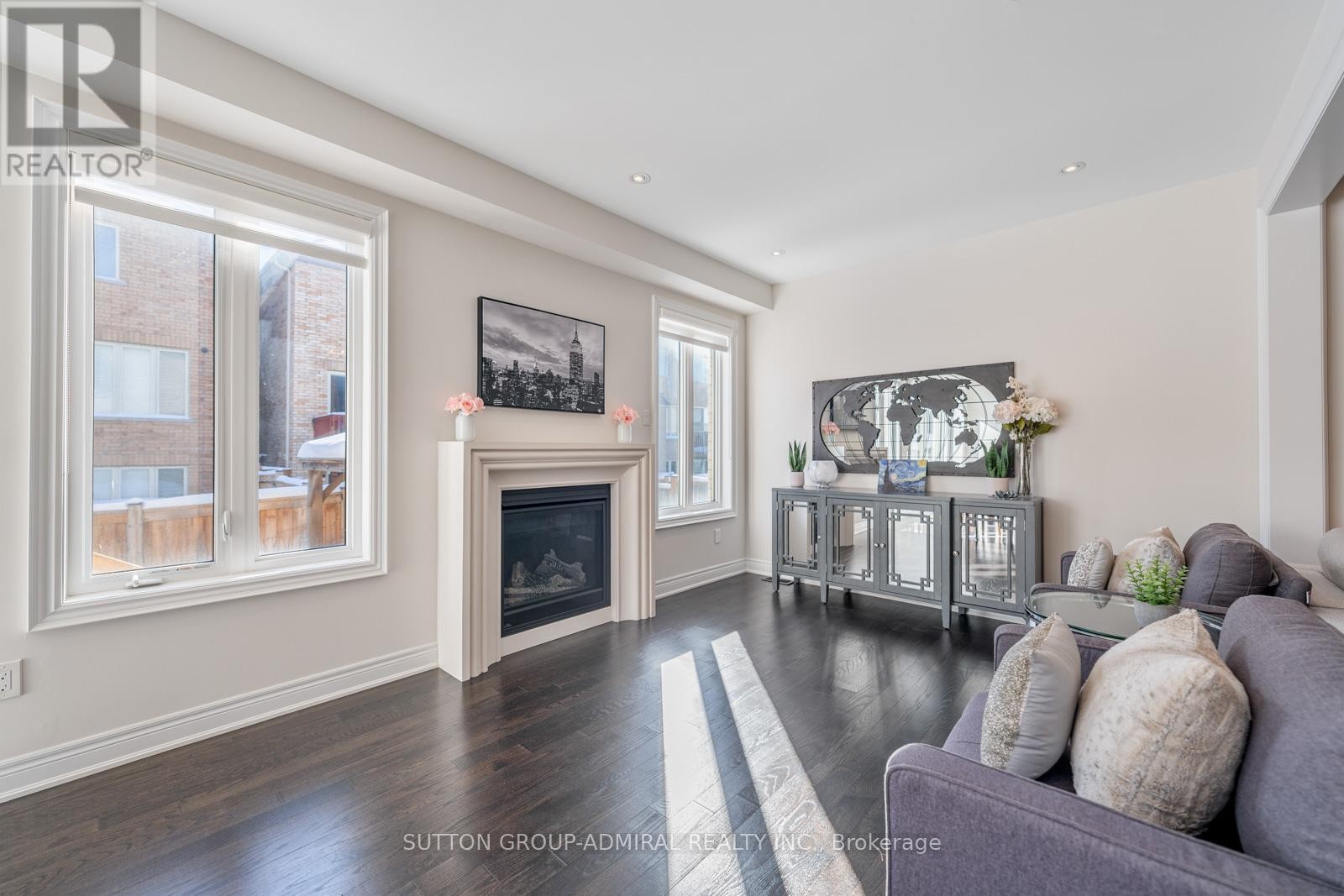 












124 MONDIAL CRESCENT

,
East Gwillimbury (Queensville),




Ontario
L9N0S2

