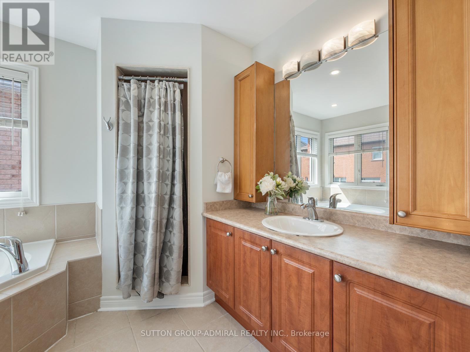 












4 HAYWOOD DRIVE

,
Markham (Victoria Manor-Jennings Gate),




Ontario
L6C3C8

