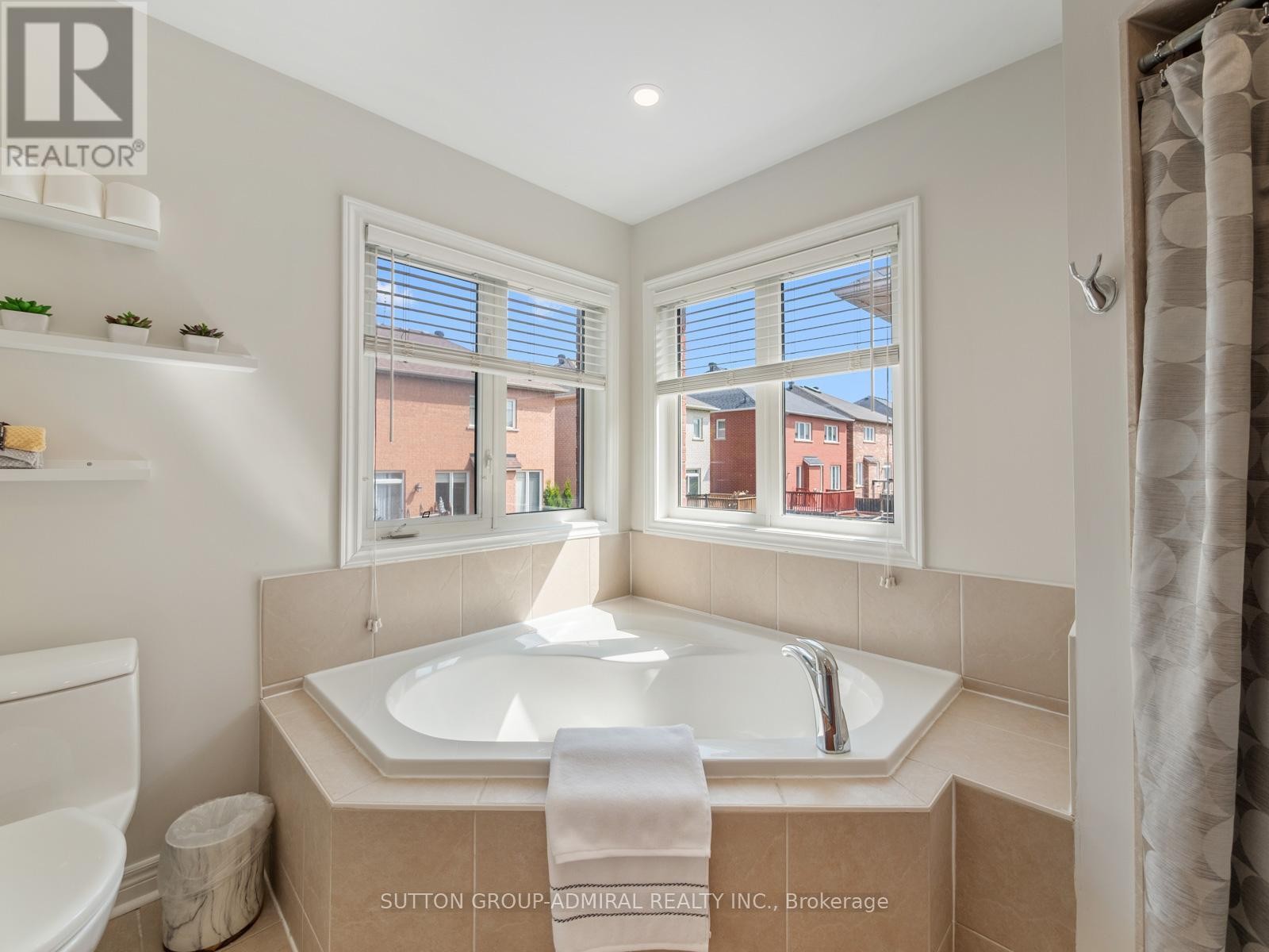 












4 HAYWOOD DRIVE

,
Markham (Victoria Manor-Jennings Gate),




Ontario
L6C3C8

