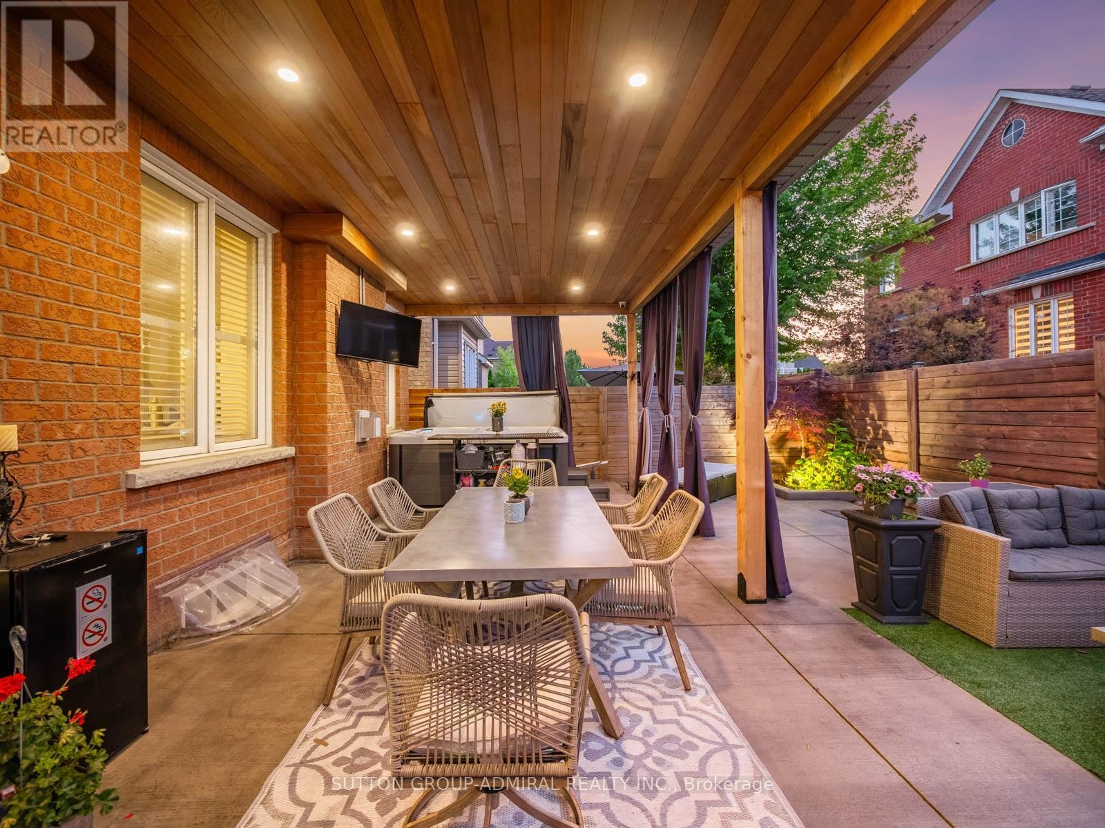 












4 HAYWOOD DRIVE

,
Markham (Victoria Manor-Jennings Gate),




Ontario
L6C3C8

