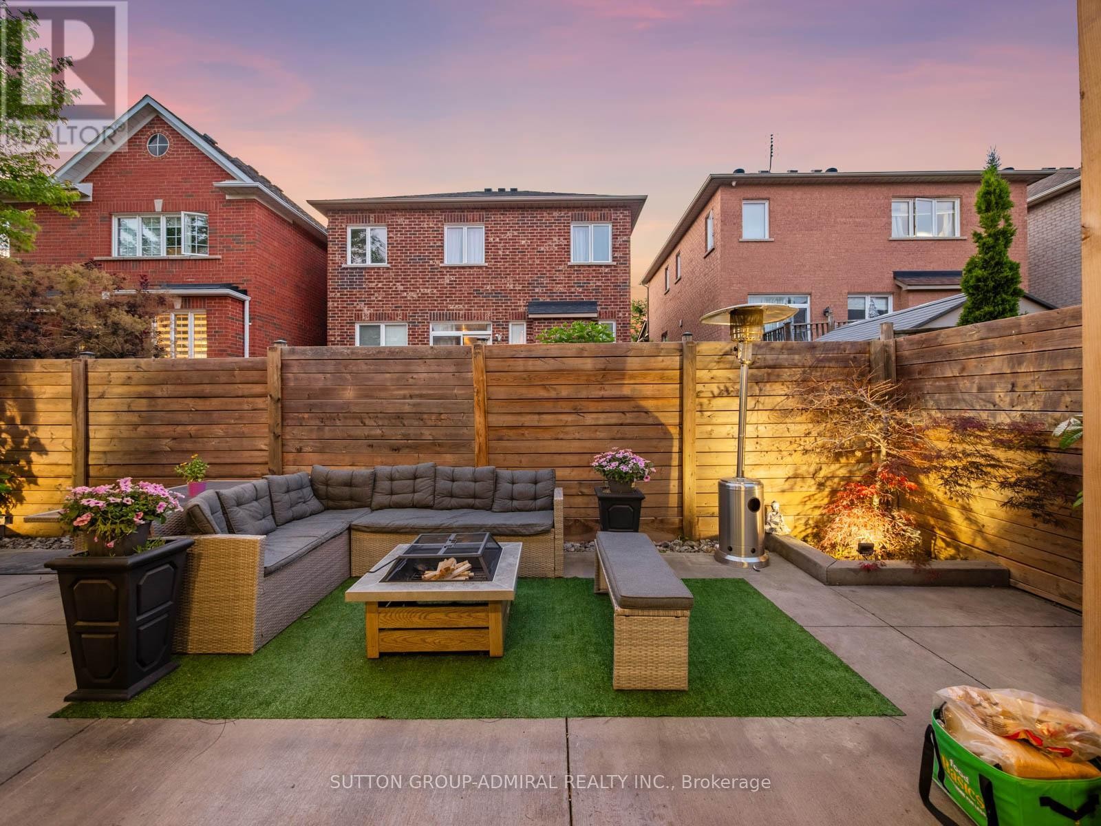 












4 HAYWOOD DRIVE

,
Markham (Victoria Manor-Jennings Gate),




Ontario
L6C3C8

