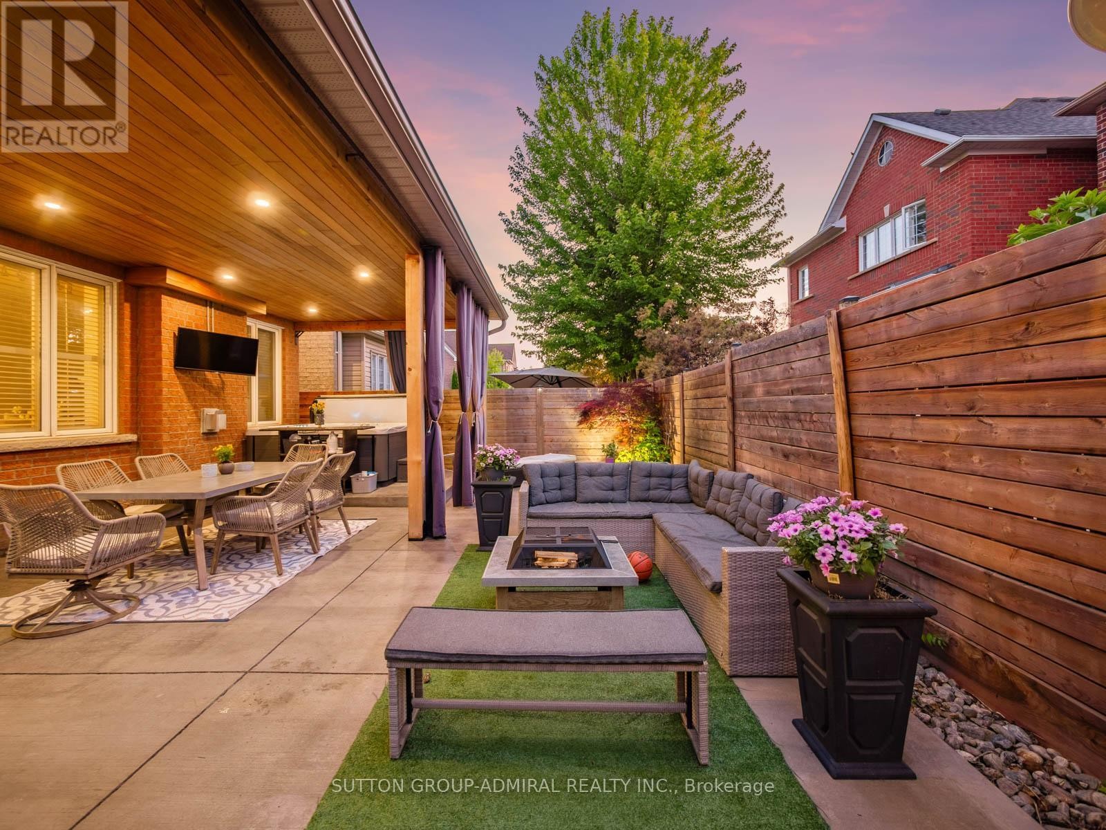 












4 HAYWOOD DRIVE

,
Markham (Victoria Manor-Jennings Gate),




Ontario
L6C3C8

