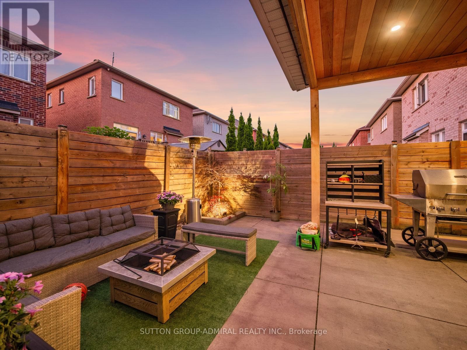 












4 HAYWOOD DRIVE

,
Markham (Victoria Manor-Jennings Gate),




Ontario
L6C3C8

